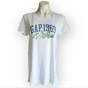 NWT GAP Women's Medium White Graphic T-shirt